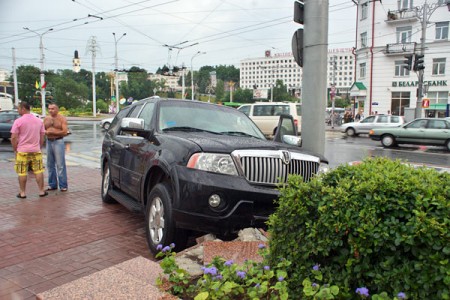 В центре Витебска столкнулись «Volvo S80» и «Lincoln Navigator». Фото Сергея Серебро