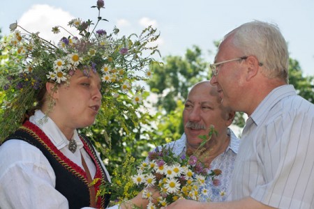 Консул Латвіі Дагнія Лацэ-Атэ (Dagnija Lāce-Ate), дырэктар цэнтра культуры “Віцебск” Радзівон Бас і намеснік старшыні аблвыканкама Уладзімір Цярэнцьеў. Фота Сержука Серабро