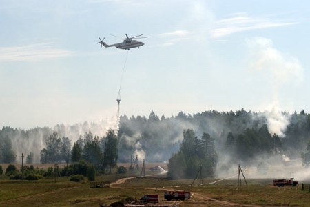 Вертолет Ми-26 сбрасывает воду на лесной пожа во время совместных тактико-специальных учений МЧС Беларуси и России. Фото Сергея Серебро