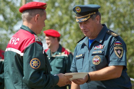 Церемония награждения во время совместных тактико-специальных учений МЧС Беларуси и России. Фото Сергея Серебро