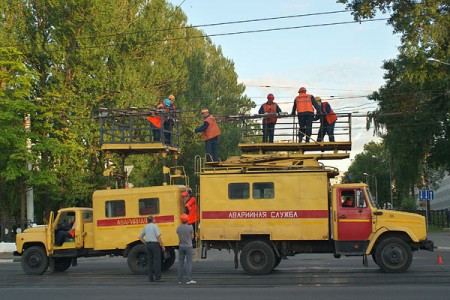 Из-за обрыва проводов на перекресте с улицей Берестеня  на несколько часов остановилось движение трамваев и троллейбусов по проспекту Фрунзе. Фото Сергея Серебро