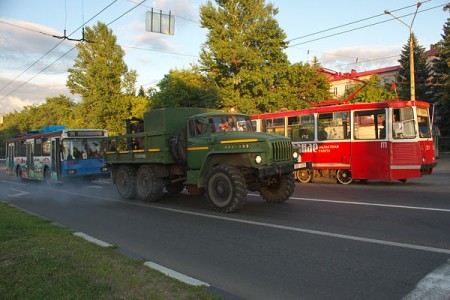 Из-за обрыва проводов на перекресте с улицей Берестеня  на несколько часов остановилось движение трамваев и троллейбусов по проспекту Фрунзе. Фото Сергея Серебро