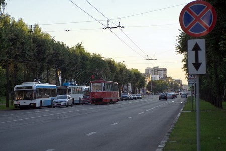 Из-за обрыва проводов на перекресте с улицей Берестеня  на несколько часов остановилось движение трамваев и троллейбусов по проспекту Фрунзе. Фото Сергея Серебро