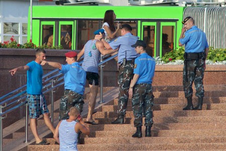 День десантника в Витебске прошел с задержаниями. Фото Сергея Серебро