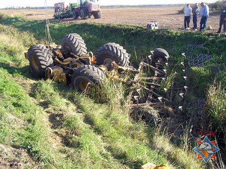 В Бешенковичском районе перевернулся «Кировец». Фото МЧС