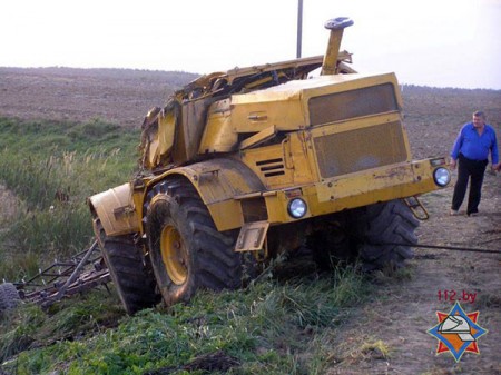 В Бешенковичском районе перевернулся «Кировец». Фото МЧС