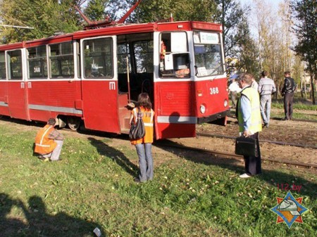 В Витебске спасатели доставали пешехода из-под трамвая. Фото МЧС