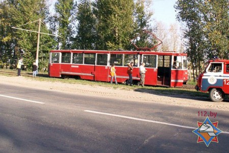 В Витебске спасатели доставали пешехода из-под трамвая. Фото МЧС