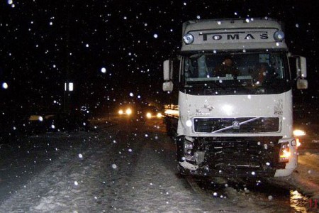 В Лиозненском районе из-за снегопада легковушка влетела под фуру. Фото МЧС