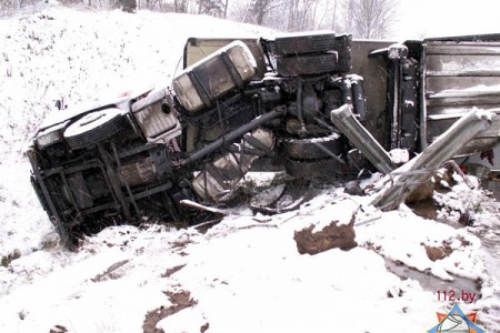 Под Витебском польская фура опрокинулась и перегородила дорогу. Фото МЧС