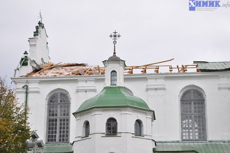 Штормовой ветер сорвал часть крыши с Софийского собора в Полоцке. Фото ximik.info