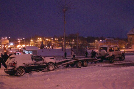 Эвакуатор забирает подбитый автомобиль возле улицы Гоголя. Фото Сергея Серебро