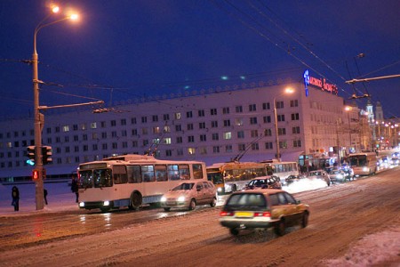 Несколько троллейбусов подошли к остановке у Синего дома после долгого перерыва. Фото Сергея Серебро