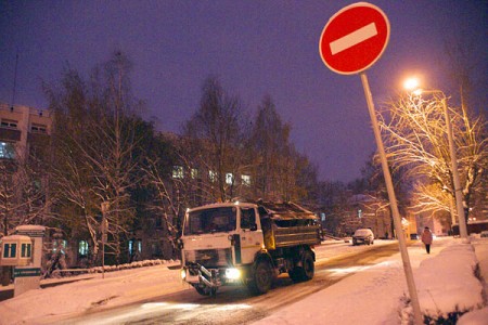 Снегоочиститель движется по улицы Правды от облисполкома. Фото Сергея Серебро