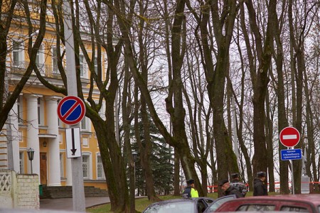 Место взрыва у здания КГБ в Витебске до сих пор оцеплено. Фото Сергея Серебро