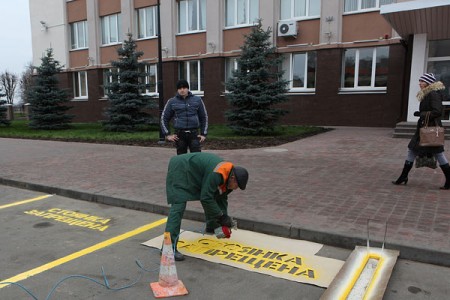 Возле Оршанского горисполкома стойла теперь только для железных коней государевых людей. Courtesy photo