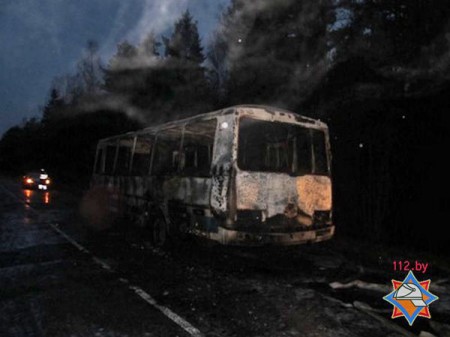 В Докшицком районе загорелся рейсовый автобус. Фото МЧС