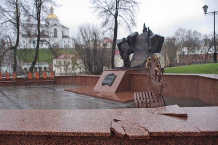 В Витебске поврежден постамент памятника Пушкину. Фото Сергея Серебро