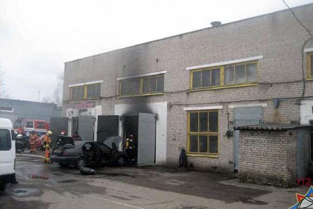 В Витебске на станции технического обслуживания, принадлежащей управлению торговли Витебского облисполкома, 17 ноября произошел пожар. Фото МЧС