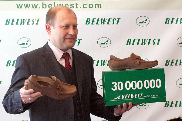 Директор СООО «Белвест» с юбилейной парой обуви. Фото Сергея Серебро