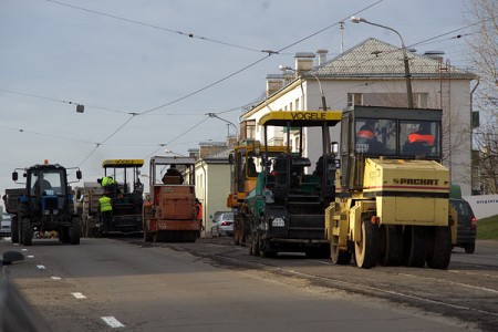 В Витебске авральными методами асфальтируют улицу имени Максима Горького. Фото Сергея Серебро