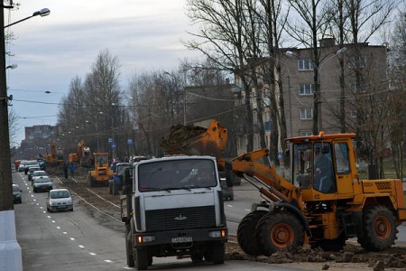 В Витебске авральными методами асфальтируют улицу имени Максима Горького. Фото Сергея Серебро