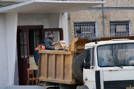 В Витебске авральными методами асфальтируют улицу имени Максима Горького. Фото Сергея Серебро