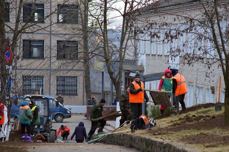 В Витебске авральными методами асфальтируют улицу имени Максима Горького. Фото Сергея Серебро