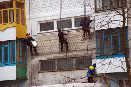 В Витебске авральными методами асфальтируют улицу имени Максима Горького. Фото Сергея Серебро