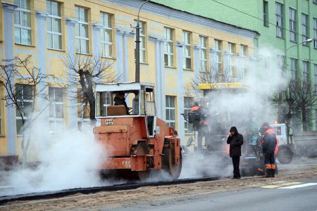 В Витебске авральными методами асфальтируют улицу имени Максима Горького. Фото Сергея Серебро