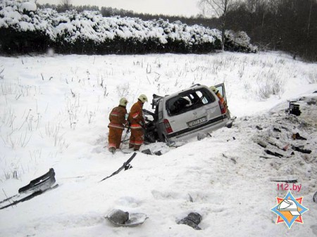 У деревни Гомель Полоцкого района «Toyota» выехала на полосу встречного движения и столкнулась «Opel». Фото МЧС