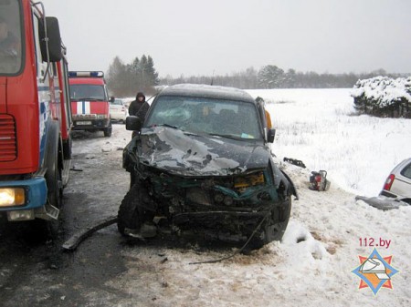 У деревни Гомель Полоцкого района «Toyota» выехала на полосу встречного движения и столкнулась «Opel». Фото МЧС