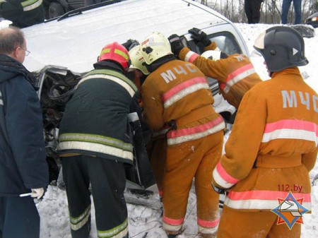 У деревни Гомель Полоцкого района «Toyota» выехала на полосу встречного движения и столкнулась «Opel». Фото МЧС