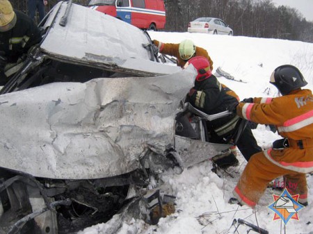 У деревни Гомель Полоцкого района «Toyota» выехала на полосу встречного движения и столкнулась «Opel». Фото МЧС