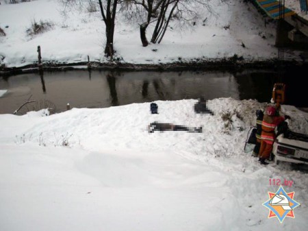 В результате ДТП в Чашниках «Mazda 626» утонула в реке, есть погибшие. Фото МЧС