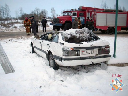 В результате ДТП в Чашниках «Mazda 626» утонула в реке, есть погибшие. Фото МЧС