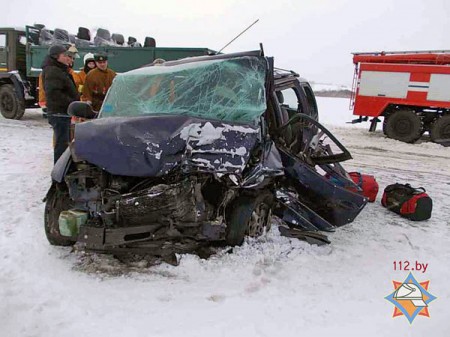 Лобовое столкновение «Chrysler Voyager» и «Volkswagen Sharan» в Оршанском районе — пострадали шесть человек. Фото МЧС