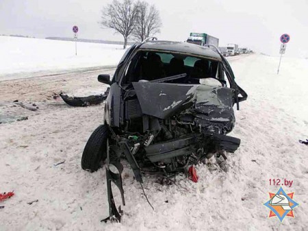 Лобовое столкновение «Chrysler Voyager» и «Volkswagen Sharan» в Оршанском районе — пострадали шесть человек. Фото МЧС