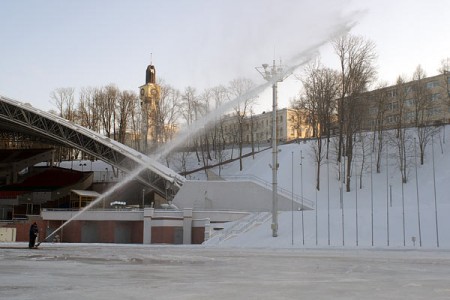 У Віцебску каля летняга амфітэатра заліваюць каток. Фота Сержука Серабро