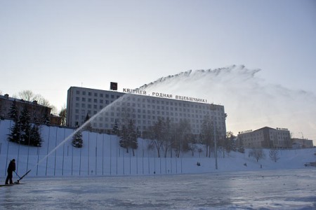 У Віцебску каля летняга амфітэатра заліваюць каток. Фота Сержука Серабро