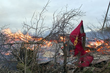 Пылают остатки построек деревни Павловичи. Фото Сергея Серебро