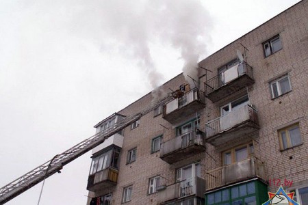 Из-за пожара в пятиэтажке на Лазо эвакуировали жильцов. Фото МЧС