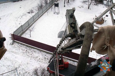 Из-за пожара в пятиэтажке на Лазо эвакуировали жильцов. Фото МЧС