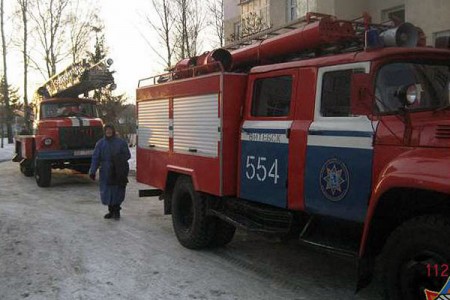 В Лужесно сосед вынес из горящей квартиры двух маленьких детей. Фото МЧС