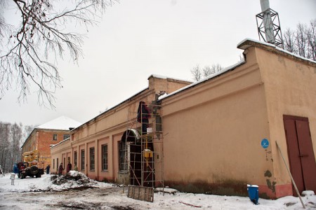 В Витебске в микрорайоне Зеленый городок сносят парники, косят по колено в снегу бурьян и укладывают в снегопад асфальт. Фото Сергея Серебро