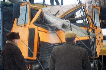В Витебске самосвал врезался в столб и оборвал троллейбусную линию. Фото Алексея Варина