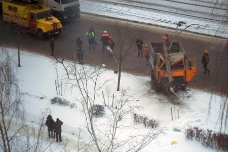 В Витебске самосвал врезался в столб и оборвал троллейбусную линию. Фото Алексея Варина