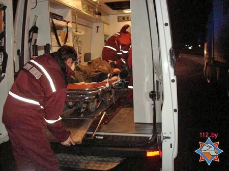 В Новополоцке легковушка врезалась в грузовик, пассажира доставали спасатели. Фото МЧС