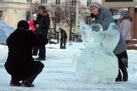 На плошчы Перамогі ў Віцебску ўсталявалі ледзяныя скульптуры. Фота Сержука Серабро