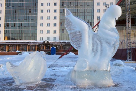 На плошчы Перамогі ў Віцебску ўсталявалі ледзяныя скульптуры. Фота Сержука Серабро